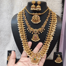 GUTTAPUSALU AND LAXMI NAAN WITH PEACOCK NECKLACE COMBO