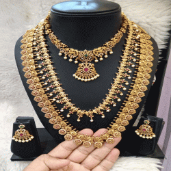 TRADITIONAL INDIAN JEWELRY SET