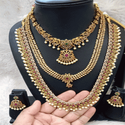 BRIDAL JEWELRY SET WITH PEARLS AND EMERALD STONES