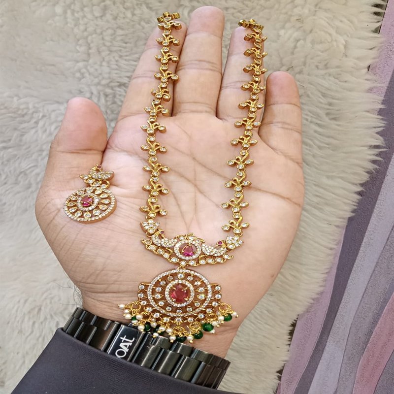 JEWELRY SET WITH RED STONE WITH DROPPING GREEN BEADS