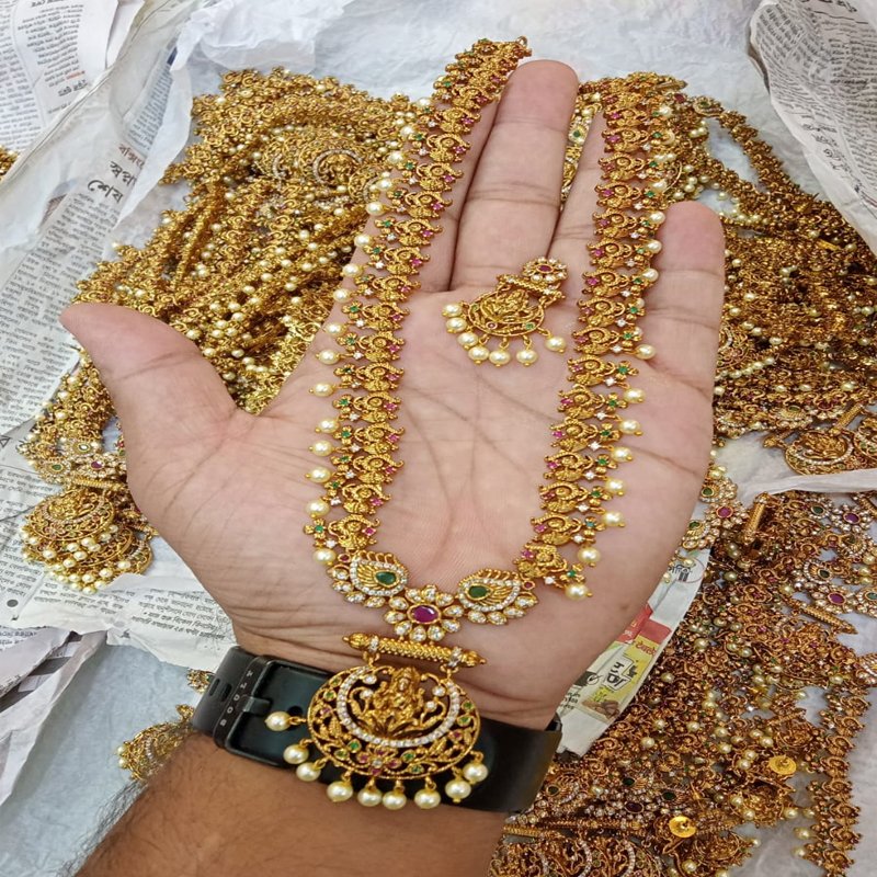 TRADITIONAL INDIAN GOLD NECKLACE WITH PEARL ACCENTS