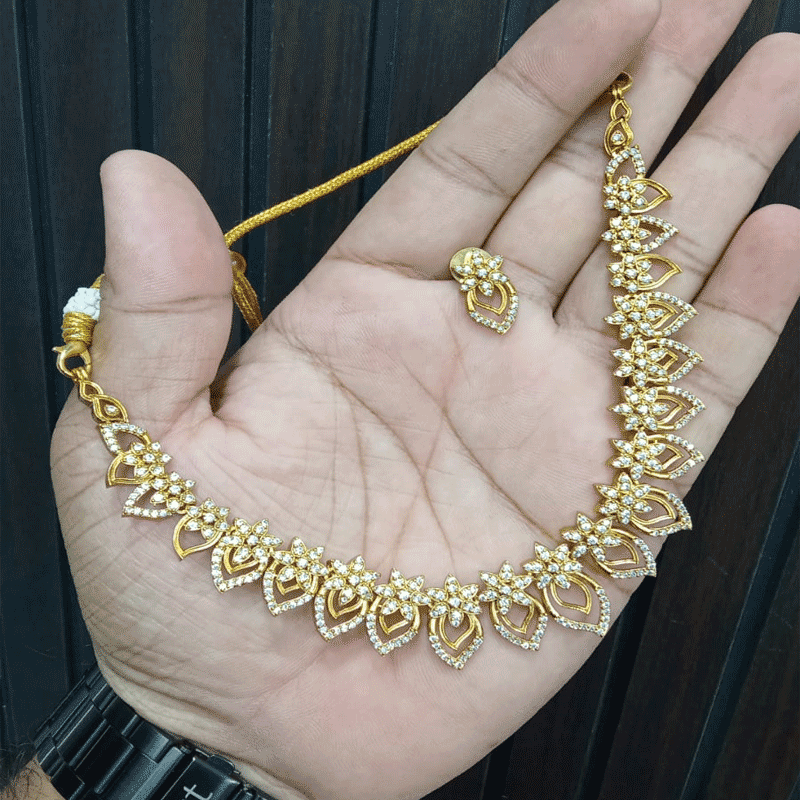 ELEGANT FLORAL SPARKLING DESIGN NECKLACE