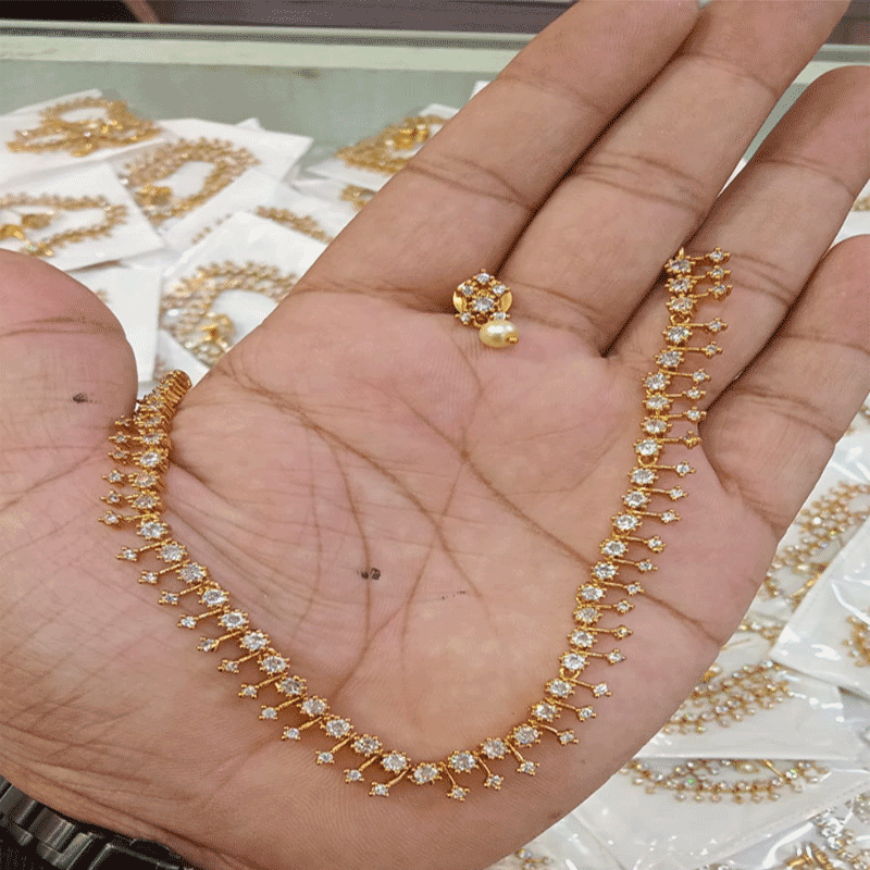 SPARKLING STONE-STUDDED NECKLACE AND EARRING SET